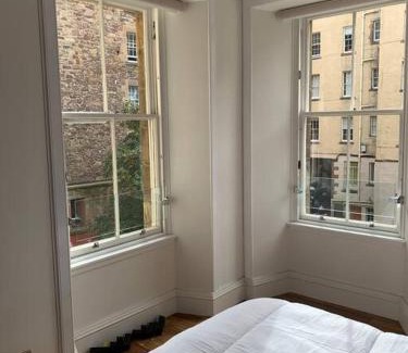 Old Town Apartment | Modern flat with Nice Views by the Royal Mile