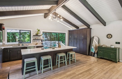 Lake Stevens House | Modern Forest Escape Near Hikes & Lake 6 Bedroom Home