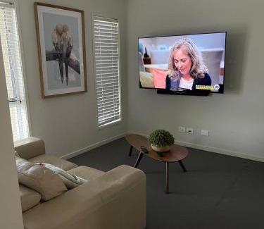 Deebing Heights House | Modern Four Bedroom Holiday Home Available in Deebing Heights