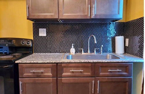 Niagara Falls Apartment | Modern Getaway, Single Bedroom Full Apartment