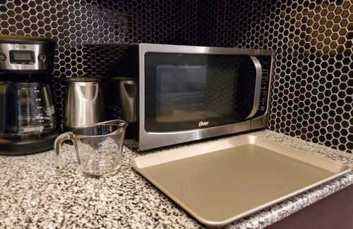Niagara Falls Apartment | Modern Getaway, Single Bedroom Full Apartment