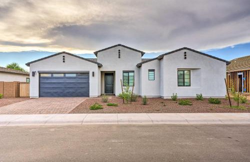 Glendale House | Modern Glendale Getaway about 3 Mi To Stadium!
