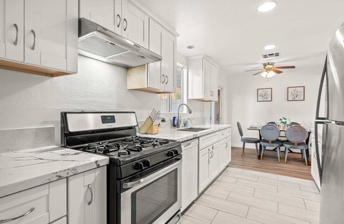 Charter Oak House | Modern Glendora Retreat Family Getaway Near Cal Poly & Mt. SAC