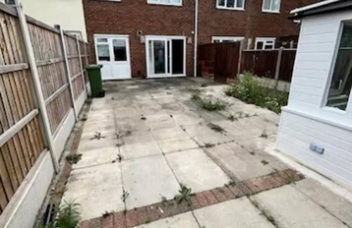 Basildon House | Modern Holiday Home 3bed