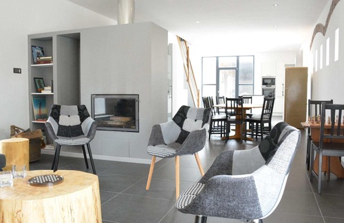 Seron House | Modern Holiday Home in Fernelmont with Garden