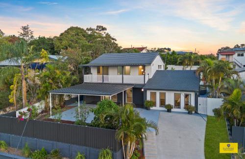 Brisbane House | Modern Holland Park Home with Easy City Access
