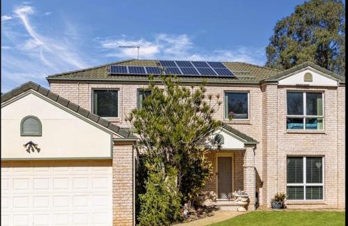 North Booval House | Modern Home - 10 Guests - 5 Bedrooms and Pool