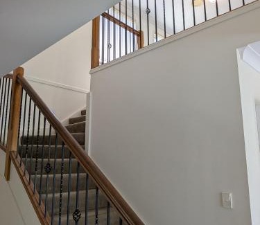 North Booval House | Modern Home - 10 Guests - 5 Bedrooms and Pool