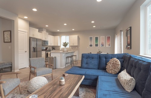 Larkspur House | Modern home in Bend! Close to Shopping & Food Carts ~ Pet Friendly!