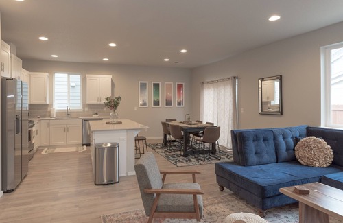 Larkspur House | Modern home in Bend! Close to Shopping & Food Carts ~ Pet Friendly!