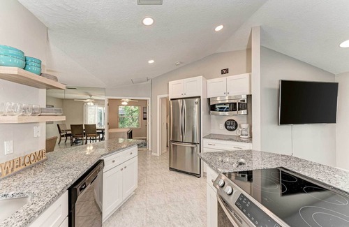 Venice Gardens Cottage | Modern Home w/Screened-in Pool: 4 Mi to the Beach