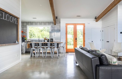 Cleveland Cabin | Modern home Yonah Views - King Beds + Wine Country Bliss