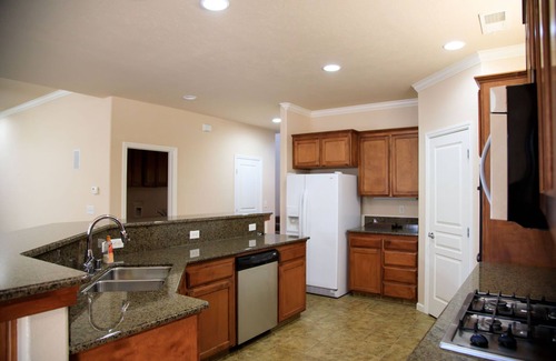 Reedley House | Modern house with jacuzzi - near 3 National Parks!