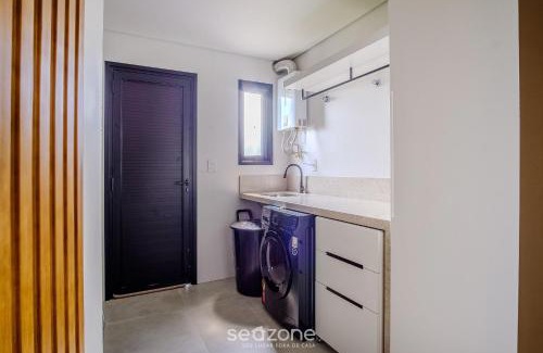 Praia do Rosa House | Modern house with pool next to Surfland ROI00