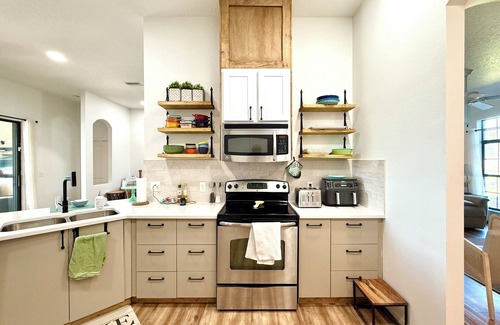 Ruskin House | MODERN LAKE FRONT HOUSE–HUGE POOL/LANAI–BBQ-NEAR BEACH/LAKE/PARK/CAFE/RESTAURANT