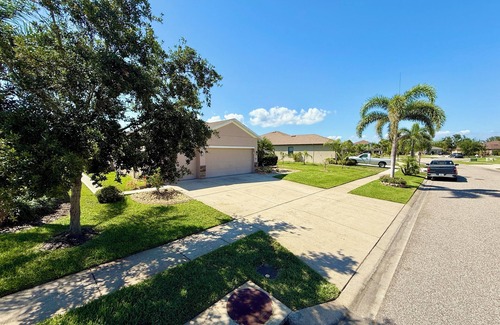 Ruskin House | MODERN LAKE FRONT HOUSE–HUGE POOL/LANAI–BBQ-NEAR BEACH/LAKE/PARK/CAFE/RESTAURANT