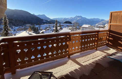Leysin Apartment | Modern large luxury apartment with stunning views in village centre