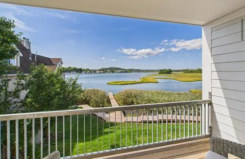 New Haven Apartment | Modern living on the Quinnipiac River