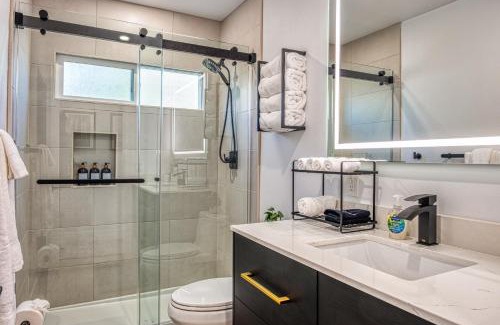 Overlook Apartment | Modern Living Steps From Downtown
