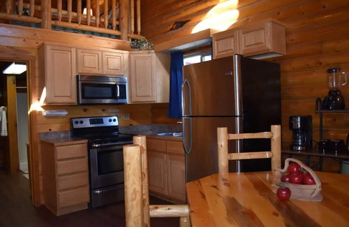 Ahsahka Cabin | Modern log cabin with a cozy feel along the Clearwater River
