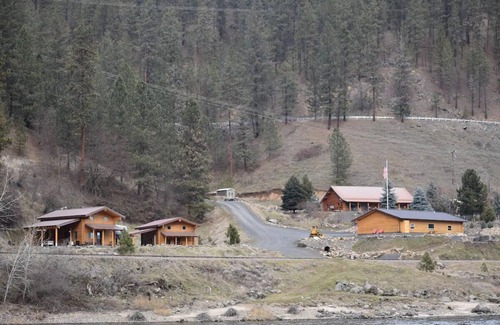 Ahsahka Cabin | Modern log cabin with a cozy feel along the Clearwater River