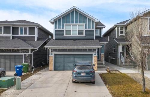 Calgary Apartment | Modern Lux Suite, 8 Minutes to Airport, Dining Nearby