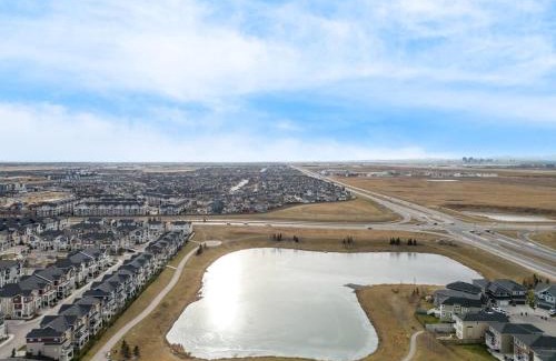 Calgary Apartment | Modern Lux Suite, 8 Minutes to Airport, Dining Nearby