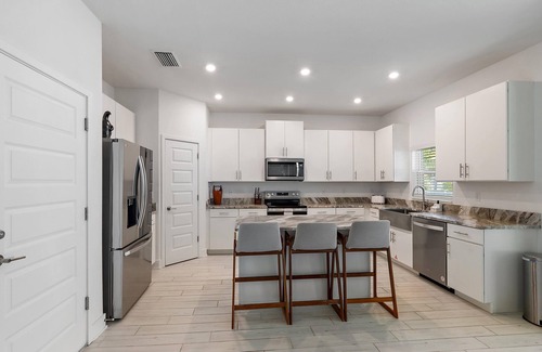 Arlington Park House | Modern, Mins to Beach and Downtown, Steps to Arlington Park