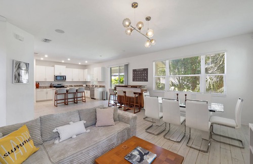 Arlington Park House | Modern, Mins to Beach and Downtown, Steps to Arlington Park