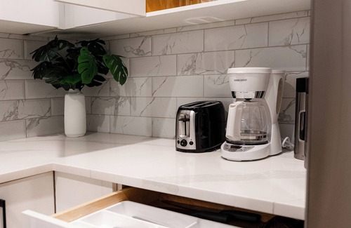 Canyon Heights House | Modern Mountain Retreat - North Vancouver Escape