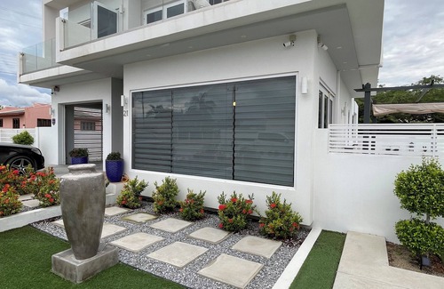 Kamay House | Modern New 3BR house with a splash of glam+Pool.5 Min from Palm and Eagle Beach.