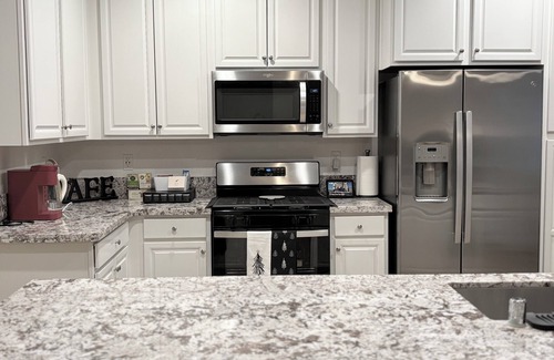 Reedley House | Modern Newly Built 3 BD with 4 beds/2 BA Home - Near 3 Nat. Parks & 3 major HWYs