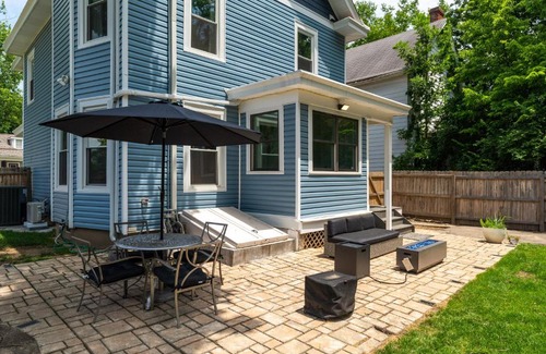 Oakley House | Modern Oakley Retreat - King Bed - Free Parking - Centrally Located