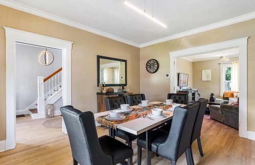 Oakley House | Modern Oakley Retreat - King Bed - Free Parking - Centrally Located