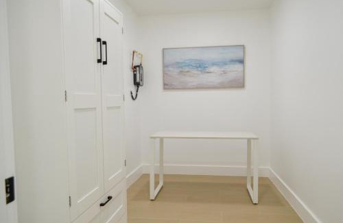 Pinewood Park House | Modern Oasis 3 bedroom 1 bathroom- Sleeps up to 10