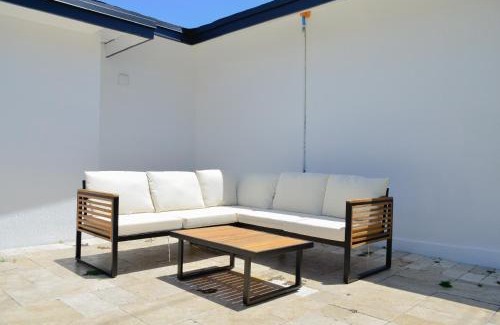 Pinewood Park House | Modern Oasis 3 bedroom 1 bathroom- Sleeps up to 10