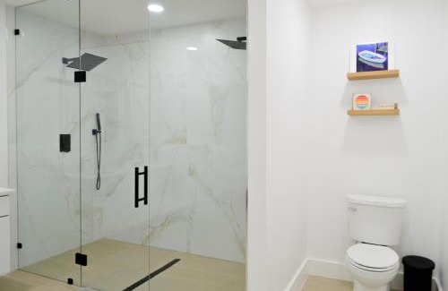 Pinewood Park House | Modern Oasis 3 bedroom 1 bathroom- Sleeps up to 10