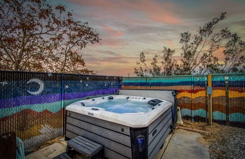 Joshua Tree House | Modern Oasis + Casita | Pickleball, Stargazing, Firepit & Joshua Tree Views