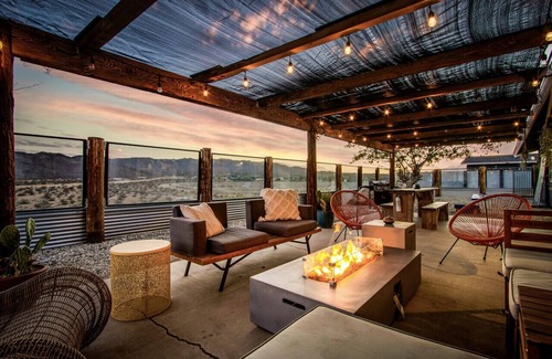 Joshua Tree House | Modern Oasis + Casita | Pickleball, Stargazing, Firepit & Joshua Tree Views