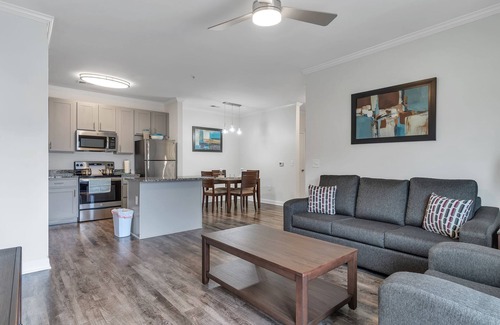 Hickory Apartment | Modern Oasis I Free Parking I Pool I Hawks