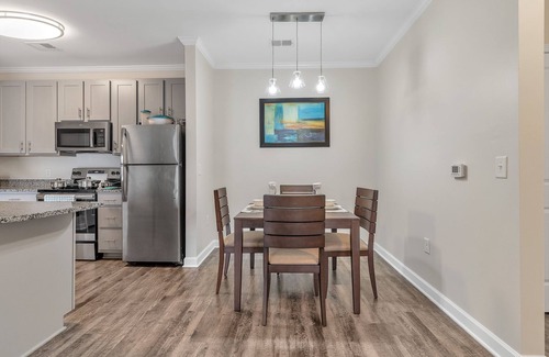 Hickory Apartment | Modern Oasis I Free Parking I Pool I Hawks