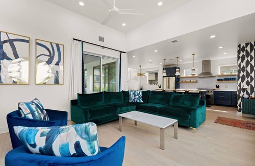 Blackshear-Prospect Hill House | Modern Oasis in East ATX, Sleeps 8, Parking, Pooln