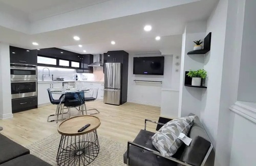 Richmond Hill Apartment | Modern Oasis In Richmond Hill, The Place For You!