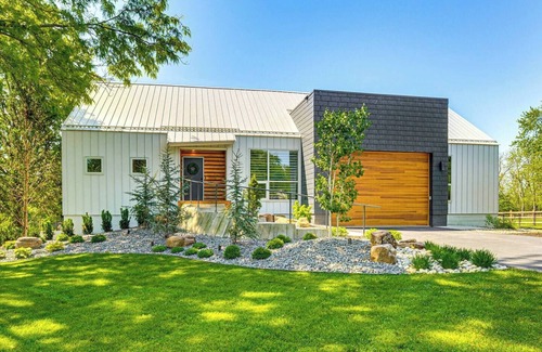 Bucyrus House | Modern Oasis-lots of amenities including a pool!