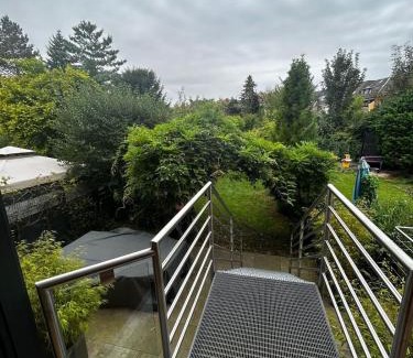 Eller Apartment | Modern oasis of peace with garden, top public transport