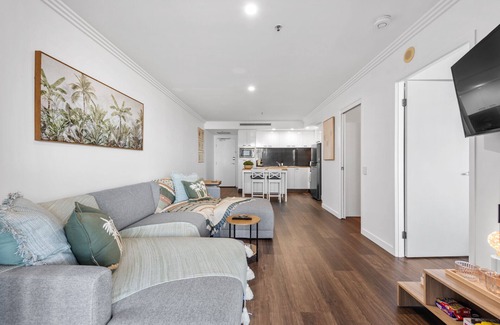South Brisbane Apartment | Modern on Mary! 1Bed/1Bath/Study/1Car/Views ~ CBD