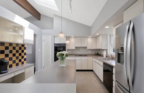 Champaign House | Modern on Monterey, 5 mins from Memorial Stadium.