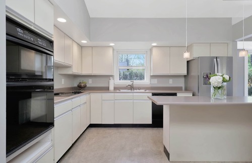 Champaign House | Modern on Monterey, 5 mins from Memorial Stadium.