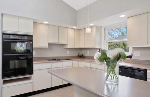 Champaign House | Modern on Monterey, 5 mins from Memorial Stadium.