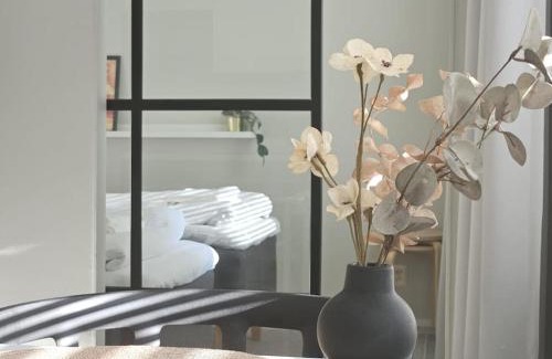 Kallio Apartment | Modern One-Bedroom with glazed sun balcony, 350m metro